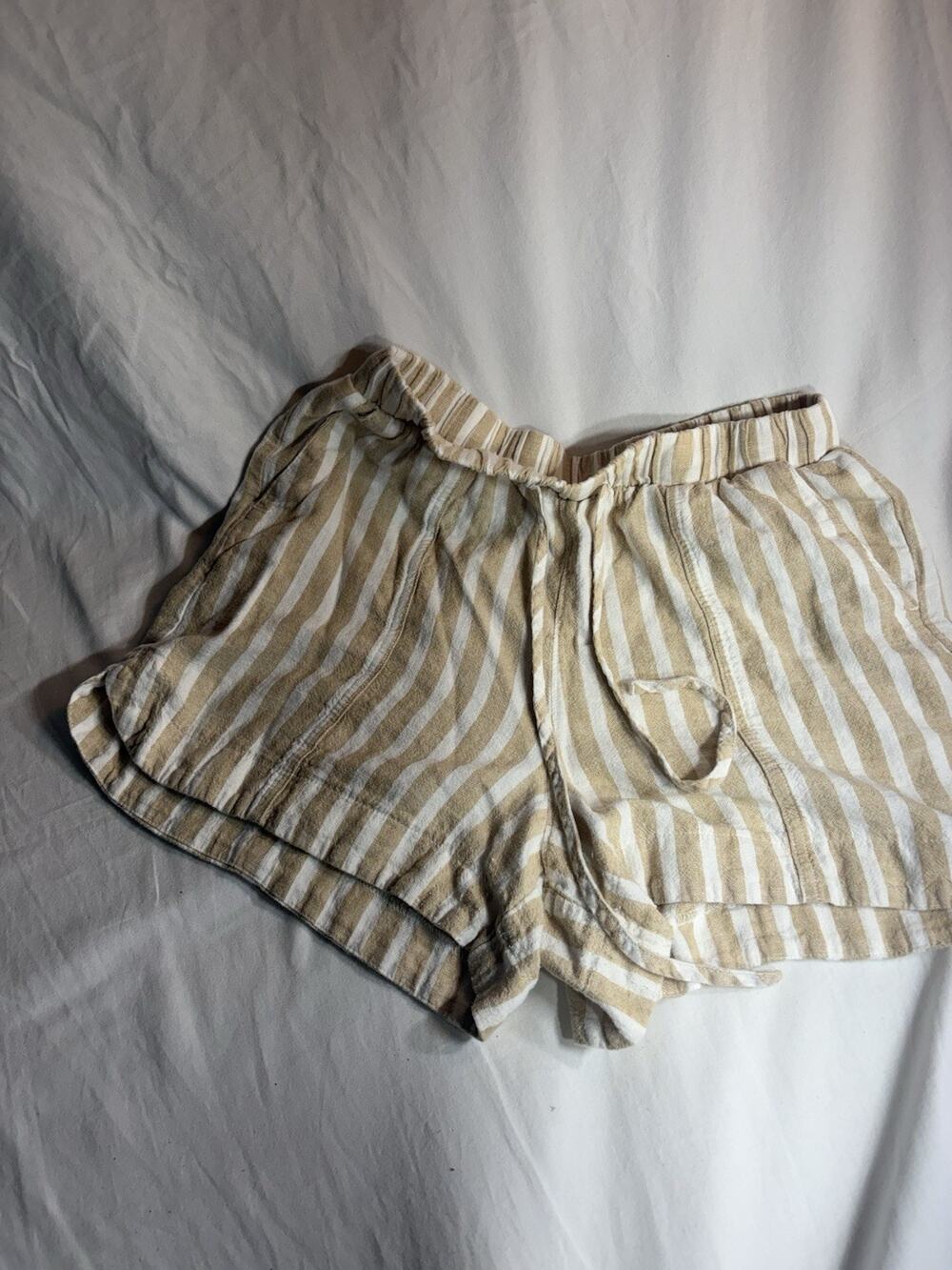 Universal Thread Women’s Striped Shorts Beige And White Size Small